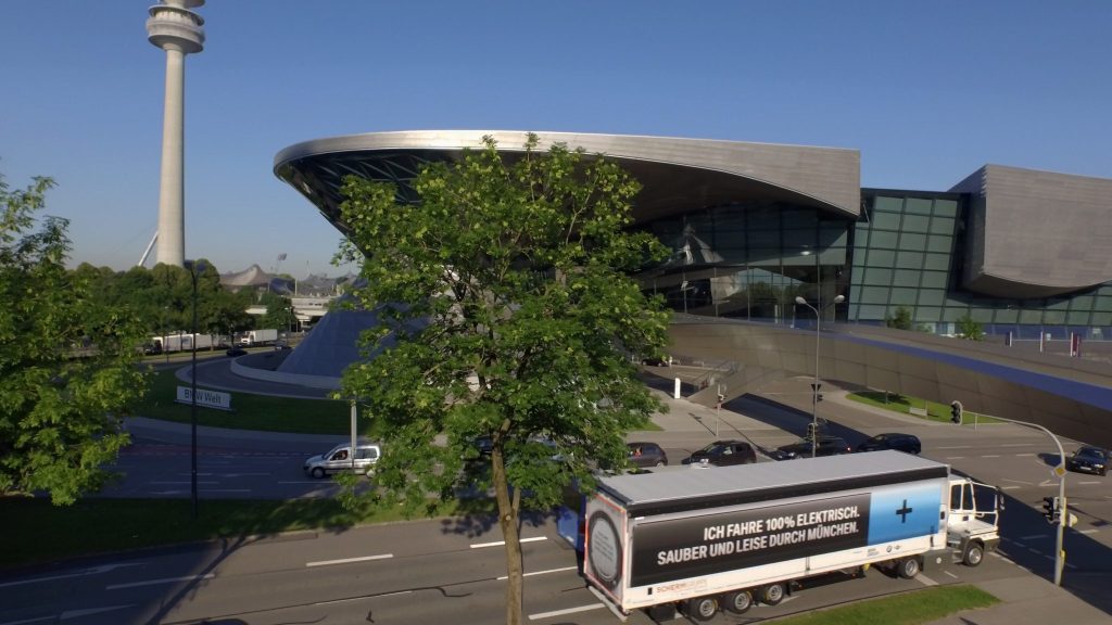 BMW passa a empregar primeiro caminhão elétrico em sua fábrica em Munique - TecMundo