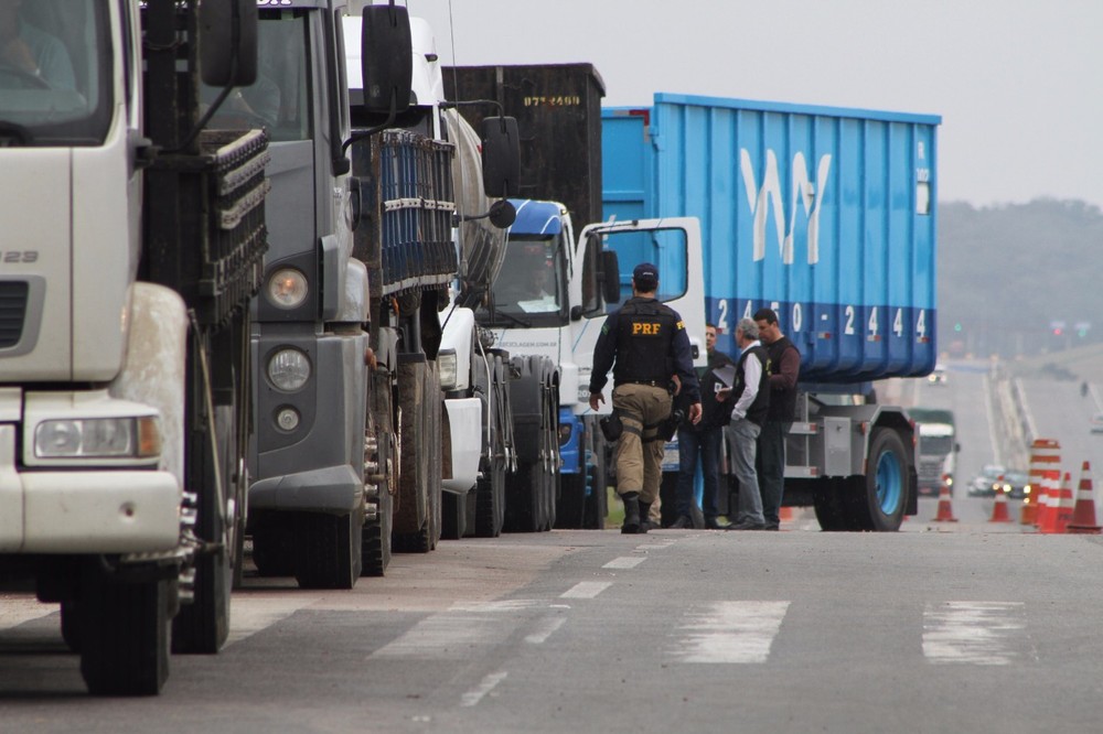 Greve_de_caminhoneiros_continua_parana