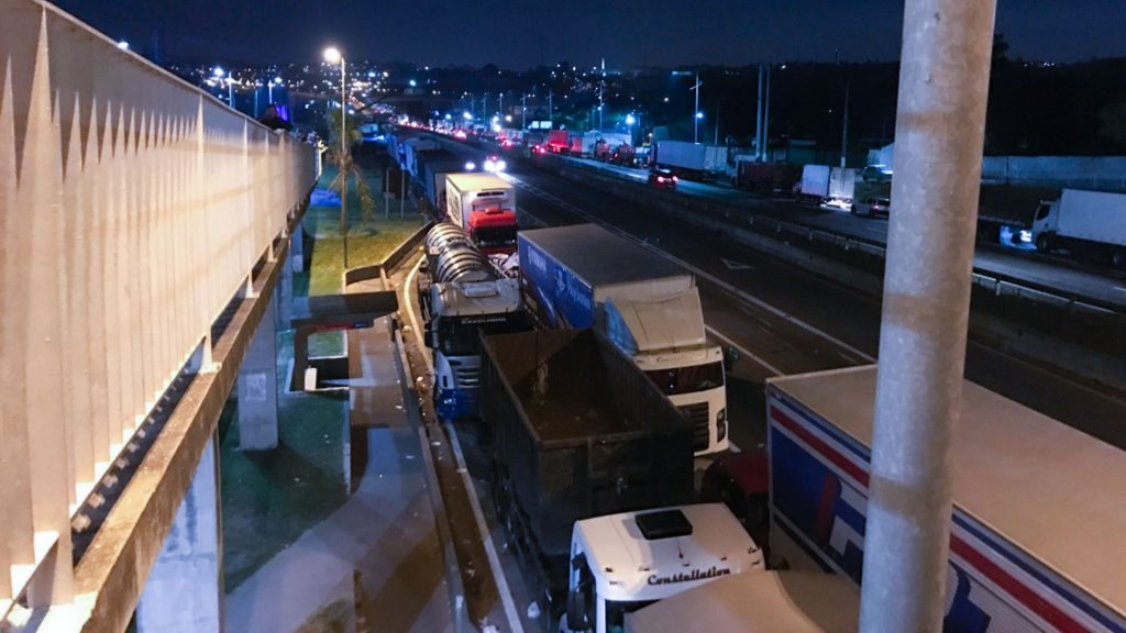 greve_dos_caminhoneiros_continua