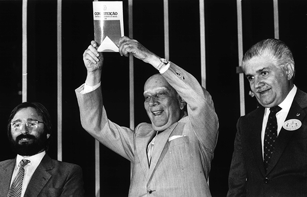 O Presidente da Assembleia Constituinte, Ulysses Guimarães, com a Constituição pronta em 1988
